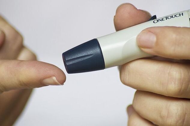 diabetesaren azukrea neurtzeko odol laginketa